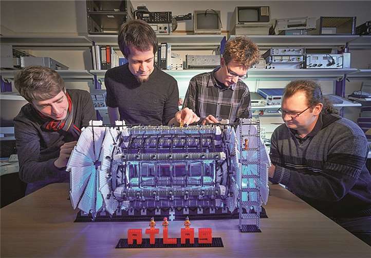 Oliver Ricken, Robert Menzen, Christoph Krieger, Steffen Schaepe (v.l.) und weitere Kollegen des Physikalischen Instituts der Universität Bonn haben das Modell des ATLAS-Experiments aus LEGO-Bausteinen gebaut.Volker Lannert