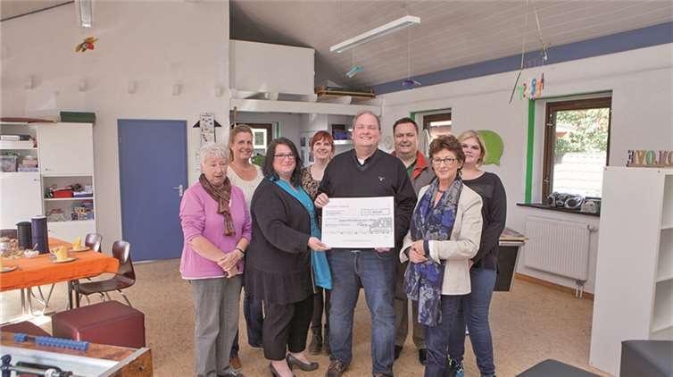 Oliver Samson (M.) spendete 800 Euro an den Jugendförderverein Villip für die gerade beendete Renovierung des Jugendheims Villip. Darüber freuten sich unter anderem die Vorsitzende Gabi Höhne und Bürgermeisterin Renate Offergeld. JOST