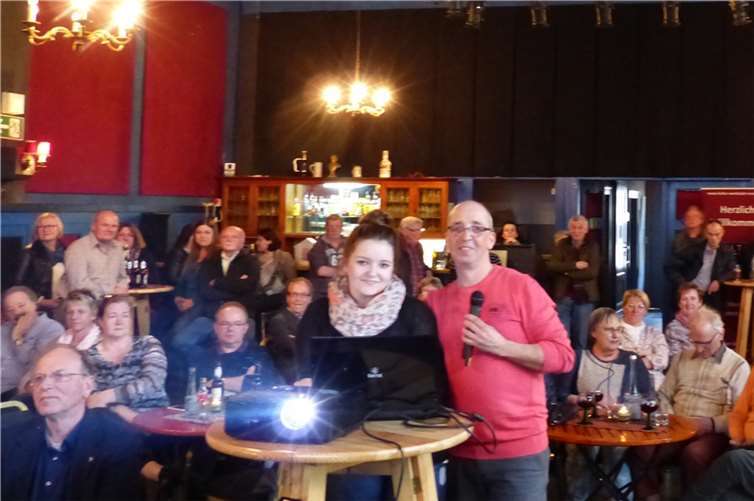 Oliver Schmitz dankte auch seiner bezaubernden Assistentin Karolina, die stets mit dem Beamer auf der Höhe der Ereignisse war. AB