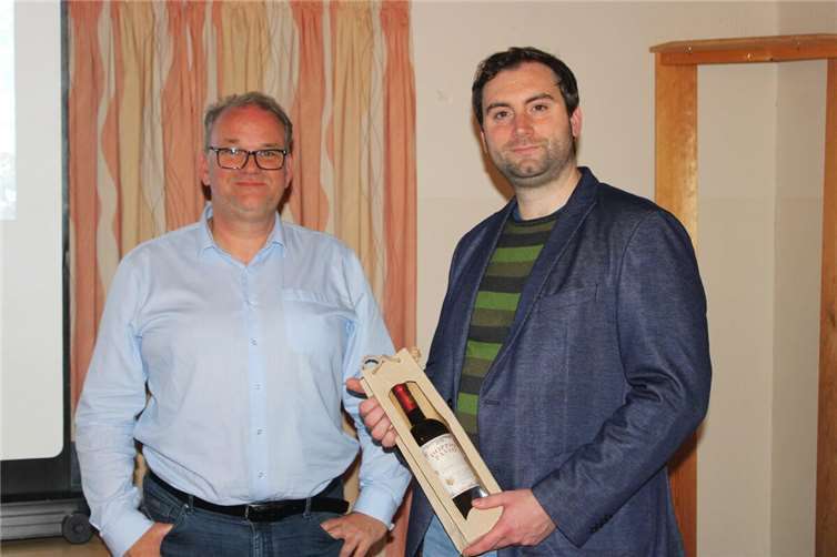 Oliver Schüller (li.), Vorsitzender der Heimatfreunde Kempenich e.V. dankte dem Referenten und 2. Vorsitzenden der IAGA e.V. ,Gabriel Heeren M.A., im Namen der zahlreichen Zuhörer für den spannenden Vortrag.  Foto:Heimatfreunde Kempenich