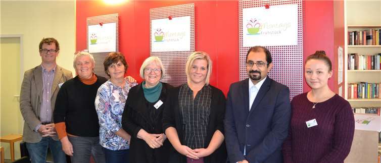 Oliver Serwas, Nina Ivanschin, Barbara Thömmes, Daniela Ihle, Emad Girgis und Martina Schink freuen sich über den gelungenen Start des „Montagsfrühstücks“. E. T. Müller