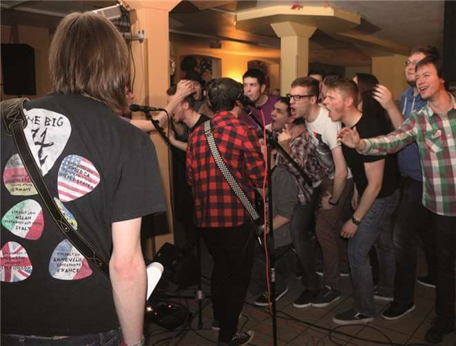 Oliver Sombrey (Drums), Christoph Schäfer (Bass), Adrian Skubella (Gitarre/Gesang) und Mario Wolf (Gitarre) heizten dem Publikum ein.