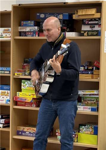 Oliver Steller mit seiner Gitarre „Frieda“.  Foto: privat