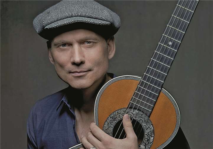 Oliver Steller spricht und singt Morgensterns Werke. Dieter Eikelpoth