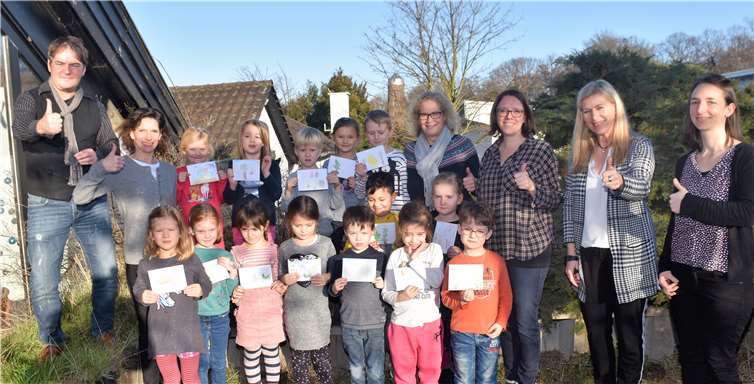 Oliver Stölben (l.) vom Rheinbacher Kinderheim bedankte sich bei den kleinen Plätzchenbäckern des Kindergartens „Wibbelstätz“ für die Spende. Foto: Alfred Eich