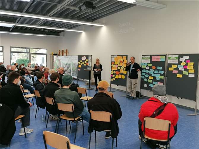 Oliver Stracke vom Eigenbetrieb Grünflächen- und Bestattungswesen und Sonja Thiyagarajah, Sachgebietsleiterin für städtebauliche Erneuerung im Amt für Stadtentwicklung und Bauordnung, stellten die Ergebnisse ihrer Arbeitsgruppe vor. Foto: Quartiermanagement Lützel