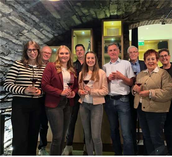 Neue Pokale für das Dernauer Weintrio Oliver Swiatek,Luise Bertram, CarlaPoppelreuter,Markus Riegeler,Anna Thiel,Ingrid Näkel-Surges Foto: Dagernova Weinmanufaktur