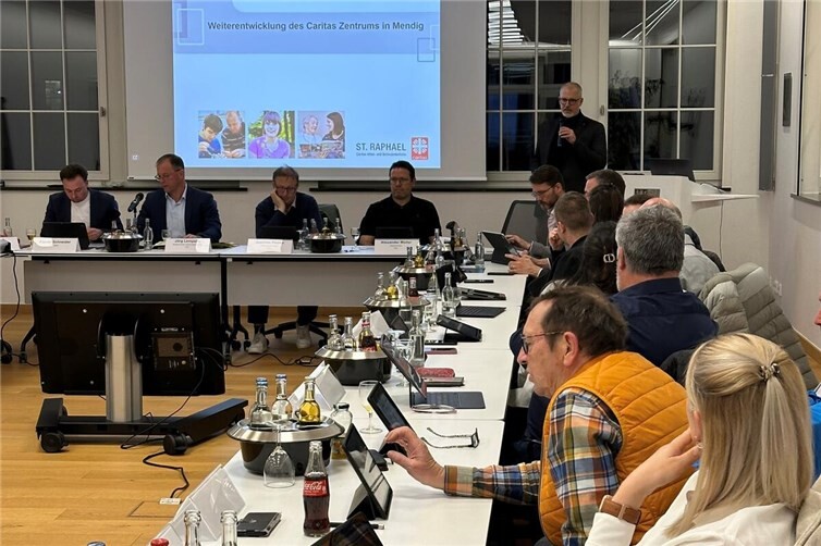 Oliver Winter (rechts), Geschäftsführer der St. Raphael Caritas Alten- und Behindertenhilfe GmbH (St. Raphael CAB), stellte im Rahmen der jüngsten Sitzung des Verbandsgemeinderates Mendig die Planungen für die Entwicklung des Standortes Mendig vor.