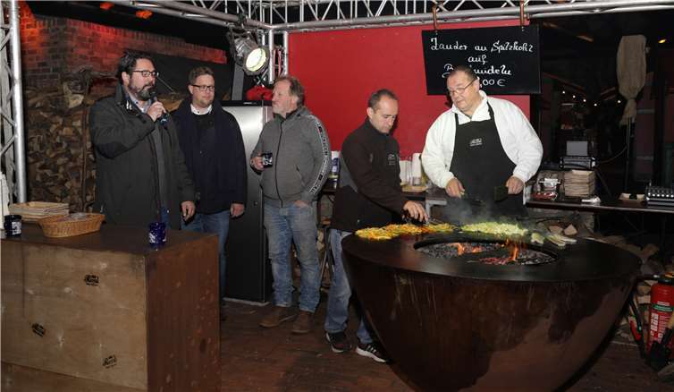 Oliver Wolf (li.), Swen Christian (2.v.l.) eröffnen den Martinsmarkt. Fotos: CEW