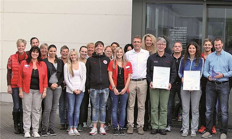 Oliver und Paul Krumholz mit ihrem Team des Sportfachgeschäftes INTERSPORT Krumholz in Mülheim-Kärlich. PRIVAT