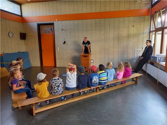 Olli stellt sich der Eichhörnchengruppe als Kandidat vor.Quellen: Kita St. Martin Bassenheim