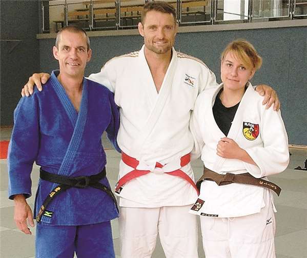Olympiasieger Mark Huizinga aus den Niederlanden (Mitte) mit Dr. Wolfgang Röser , Vorsitzender des JC Maifeld e.V. und Ellen Röser bei der Judo-Sommerschule des DJB 2013.privat