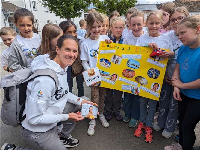 Olympiasiegerin Kira Walkenhorst begeisterte mit ihrem Besuch die Kinder der Klassen 3a und 3c der Schule im Ländchen.  Foto: KGS Villip