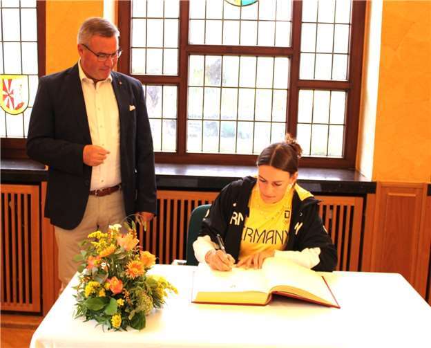 Olympia-Gefühl im Kreishaus Olympiasiegerin Ricarda Funk trägt sich in Goldene Buch des Kreises Ahrweiler ein. Foto: DU