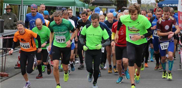 Olympiateilnehmerin Susanne Hahn (ganz links) gewannden 10-Meilen-Lauf der Frauen mit einem neuen Streckenrekord. Fotos: StF