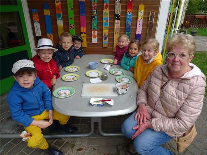 Oma Elli, die Kräuterexpertin, war zu Gast.  Foto: Kita Unkelbach