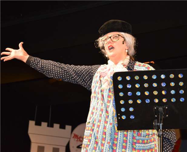 Oma Finchen aus Unkel stieg als einzige in die Bütt.