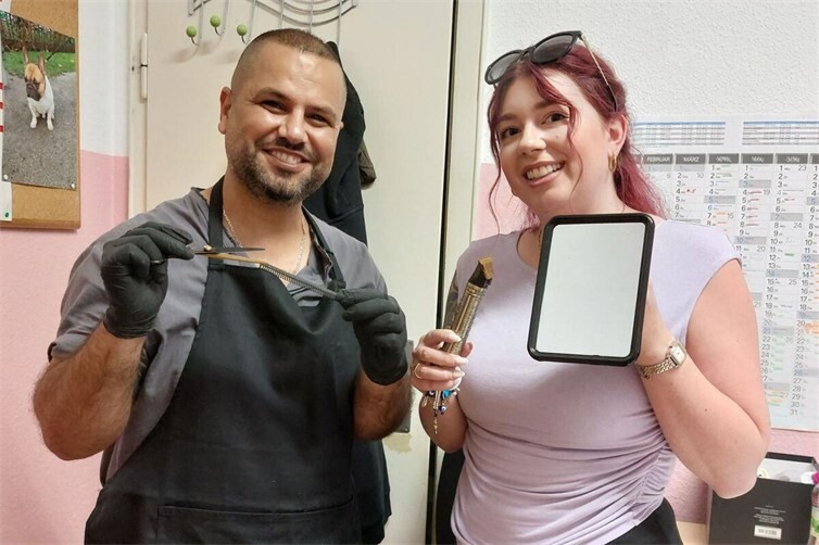 Omid Shekaknia und Caritas-Mitarbeiterin Nina Mentowski freuen sich über die tolle Resonanz. Das Beratungsbüro in der Wohnungslosenhilfe verwandelt sich jeden Mittwoch in einen Friseursalon mit Herz.