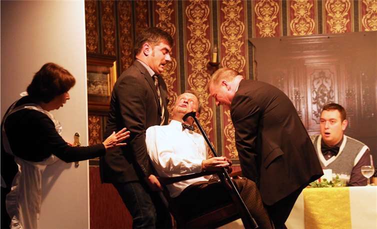 Onkel Gustav, das alte Schlitzohr, weiß sich zu wehren.SES