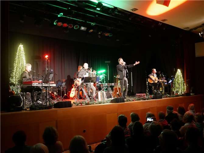 Op kölsche Art und sehr herzlich begrüßte Paveier-Frontmann Sven sein von der ersten Sekunde an begeistertes Publikum.  Fotos: KLE