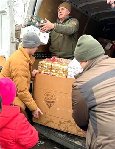 „Opa Ivan“ und seine Helfer geben alles, um tausende Weihnachtsgeschenke und Zugaben zu verteilen.
