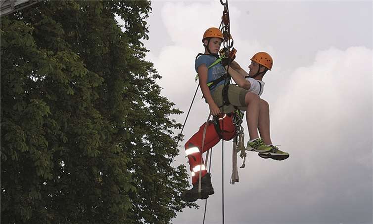 Opferbergung aus großer Höhe. Die Profis vom DRK-Bergrettungsteam bei einem simulierten Einsatz auf dem Cochemer Enderplatz.