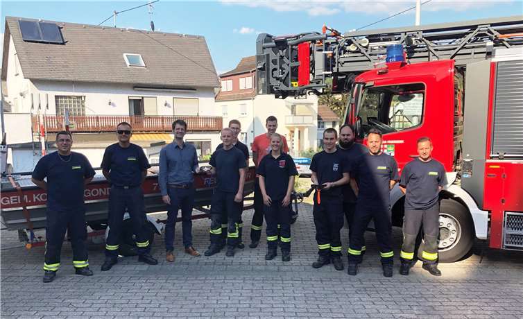 Optikermeister Christopher Ballies (3. v. l.) unterstützt den Einsatz der Kobern-Gondorfer Feuerwehrkameraden durch die Spende von vier speziell ausgerüsteten Sonnenbrillen. Foto: privat