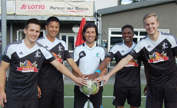 Optimistisch zeigen sich die Neuzugänge (von links): Björn Gilles , Anh Tuan Pham, Trainer Cornel Hirt, Joachim Akwapay und Niklas Heinemann.SK