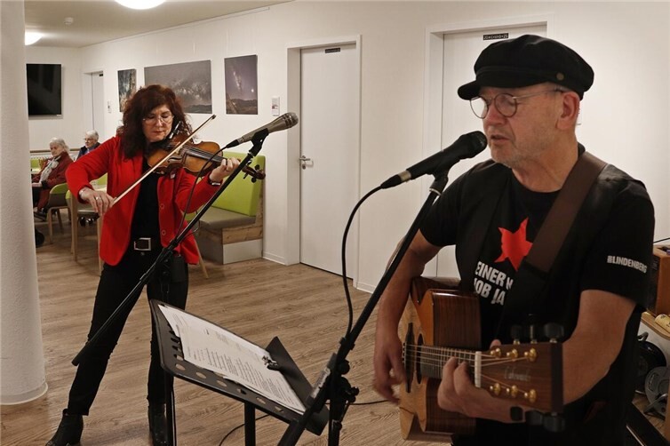 „Orange Moon“ sorgte während der Vernissage mit eigenen Liedern für eine zauberhafte Atmosphäre im Foyer des Seniorenzentrums. 