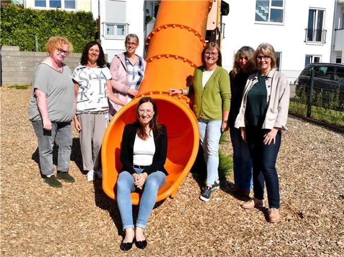 Orange als Sitzgelegenheit und Mahnmal: Gegen Gewalt an Frauen muss sich etwas tun, sind sich die Gleichstellungbeauftragten von Landkreis und Stadt Neuwied mit Landrat Achim Hallerbach einig.  Foto: Silke Läufer-Hermann