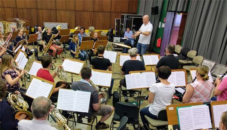 Orchester und diesjähriger Dirigent lernten sich beim ersten Probewochenende kennen. Fotos: privat