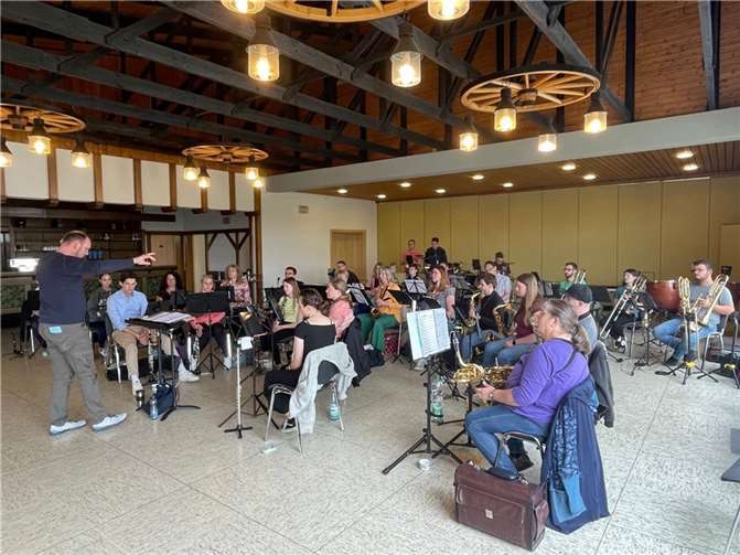 Orchesterprobe unter der Leitung von Marcus Müller  Foto: BO Maischeid & Stebach