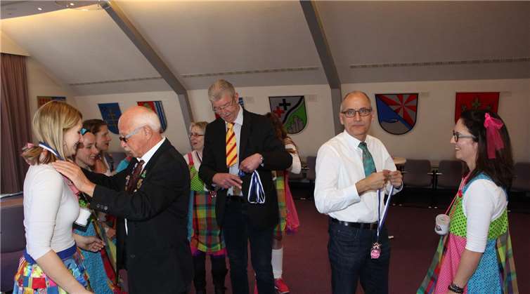 Orden gab es für die Niederzissener Möhnenvon den Unterlegenen.