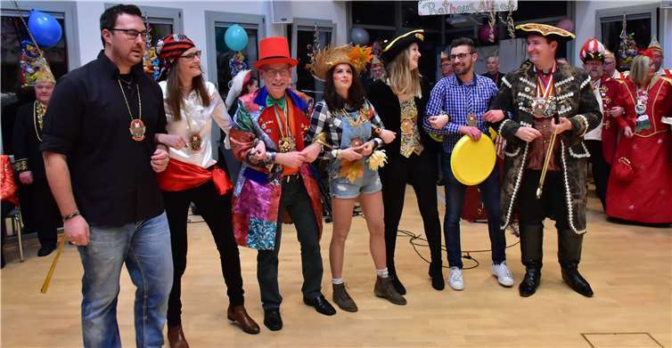 Orden und Schunkeln war der Lohn für das Teamaus der VG-Verwaltung, das für die Bewirtung gesorgt hatte.