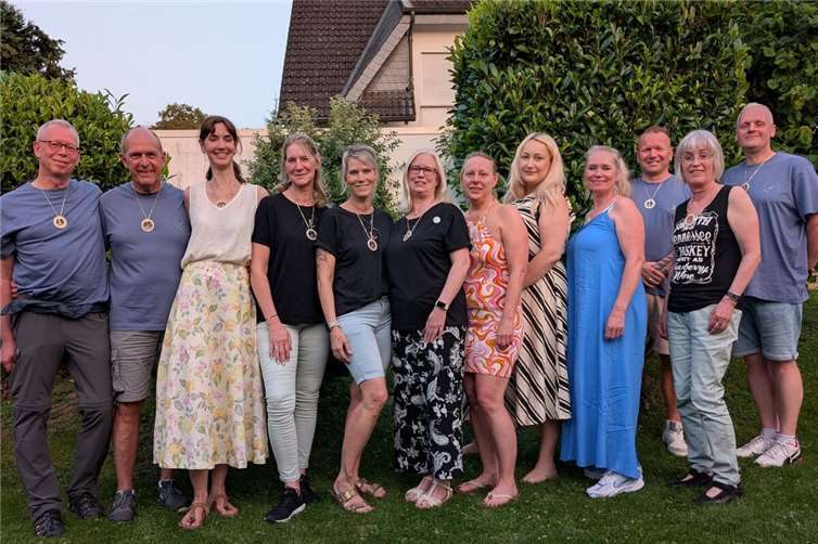 Ordens-Übergabe bei den Linzer Ladys an die aktiven und inaktiven Mitglieder. Von links: Roland Thees, Norbert Adams, Laura Siebertz, Andrea Adams, Yvonne Rondi, Lydia Bay-Gatz, Juliane Königs, Katharina Wilhelm, Ramona Rondi-Scheel, Ralf Rondi, Susanne Thaprich, Uwe Bay. Foto: Roland Thees