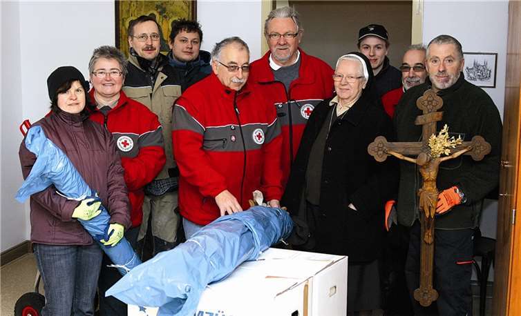 Ordensschwester Gabriele der Franziskanerinnen von Nonnenwerth übergab einige Kruzifixe sowie in der der Werkstatt für Textilkunst nicht mehr benötigte Nähmaschinen, Stoffe und Stickfäden an das DRK-Auslandshilfeteam.Thorsten Trütgen