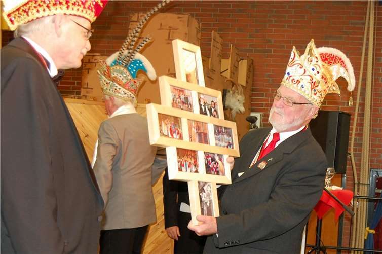 Ordensträger Stefan Augst freute sich auch über eine ganz besondere Collage. 