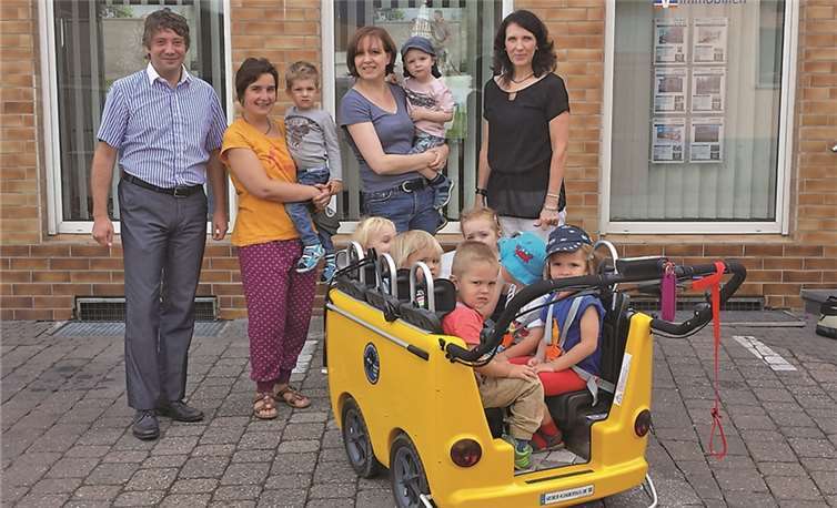 Ordentlich angeschnallt kann es jetzt auf große Fahrt gehen: KiTa-Leiterin Anja Müller (2.v.l.) und Kollegin Jennifer Kretschmann bedankten sich bei Carsten Schmidt (l.) und Birgit Horbert (r.) von der Volksbank Koblenz Mittelrhein.privat