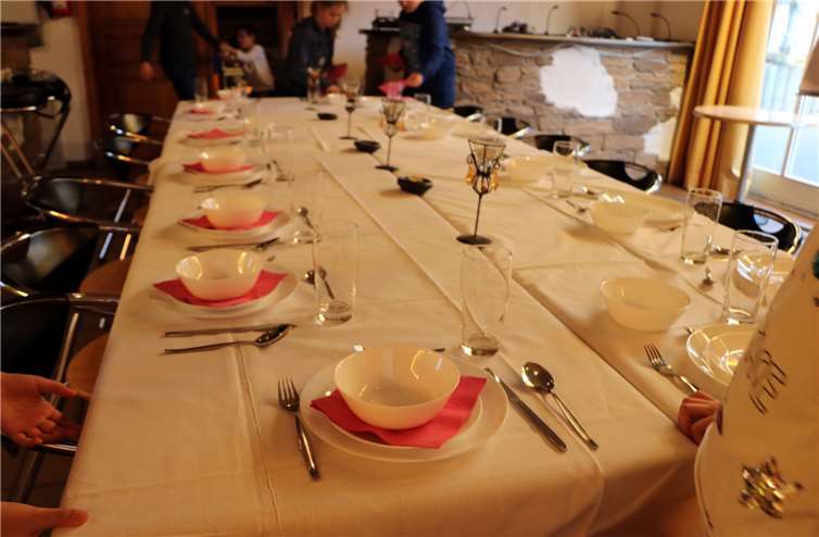 Ordentlich deckten die Kinder den Tisch ein. Nun wissen sie genau, wo welcher Löffel liegt und auf welche Seite die Gabel gehört.Fotos: privat