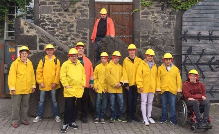 Ordnungsgemäß rüsteten sich die Schüler und Pädagogin Annegret Hennings (l.) mit Helm und gelber Jacke für die Grubenfahrt aus. DVG