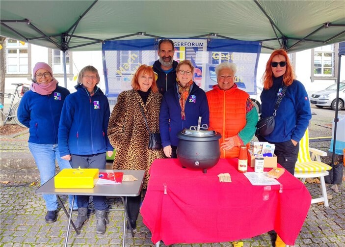 Suppe mit vielfältiger Wirkung! Organisationsteam und Fairtrade-Gruppe mit Vanessa Ehlen, Monika Weber-Lambert, Angelika Hecht-Schneewolf, Christoph Schick, Renate Adams, Claudia Thelen und Berit Kokott (von links).  Foto: Michael Kokott