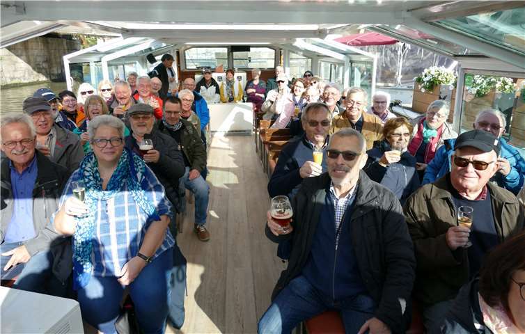 Organisator Franz Maurer mit den teilnehmenden KERH Mitgliedern während der Grachtenfahrt in Gent.Foto: Jürgen Schumacher