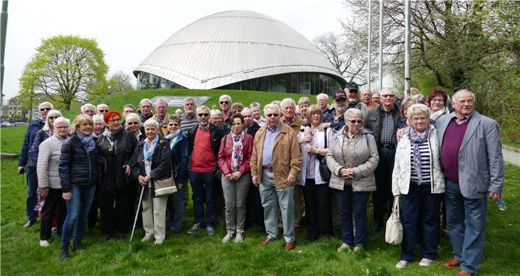 Organisator Hans Weilhammer (vorne rechts) bei einer Tagesfahrt zum Planetarium in Bochum.Foto: Jürgen Schumacher