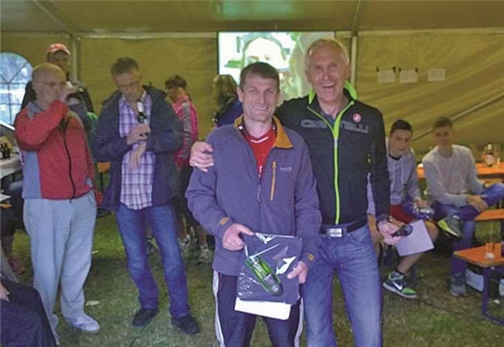 Organisator Horst Schümmer und 10 km-Sieger Vadim Penner bei der Siegerehrung.