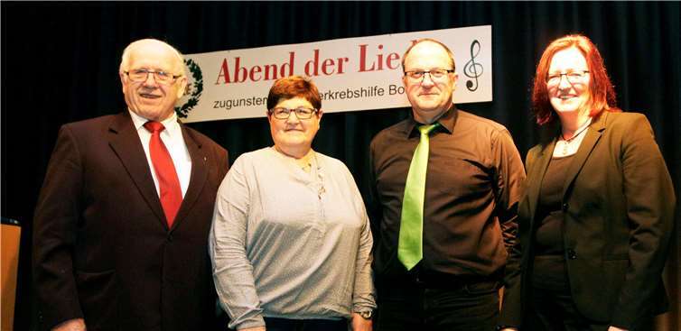 Organisator Reinhold Schüssler (v. l.) hatte wieder ein tolles Programm zusammengestellt, das von seiner Frau Linda souverän moderiert wurde. Verbandsgemeindebürgermeister Guido Nisius als Leiter von Chorios und Monika Mayer, unter deren Dirigat gleich mehrere Chöre standen, gehörten zu den ausführenden Künstlern.