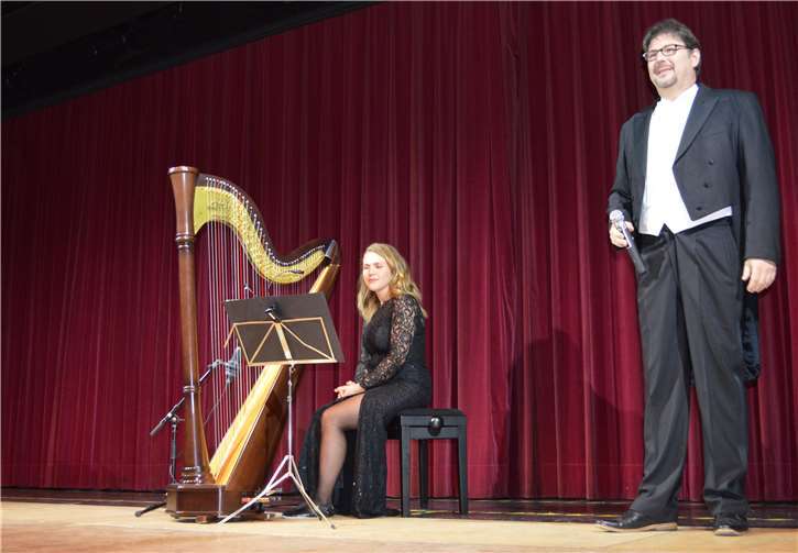 Organisator und Dirigent Frank von Häfen mit der Harfinistin Marcia Pyka.