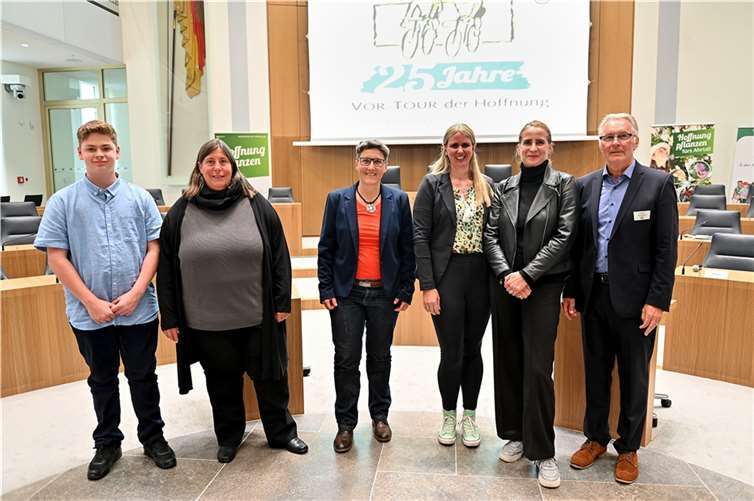 Organisator und Gründer „Jürgen Schönwald“ (r.), Yvonne Lange (2. v.r.) und Melanie Schuster (3. v.r.) vom Bunten Kreis Rheinland, daneben weitere Organisationen. Foto: Bunter Kreis Rheinland