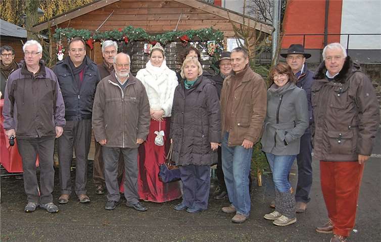 Organisatoren, Honoratioren und Aussteller bei der Eröffnung des Oberbreisiger Nikolausmarktes. FA