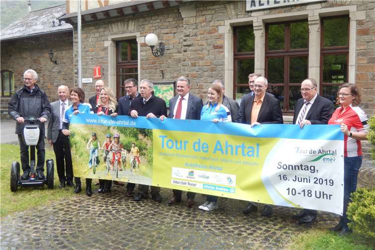 Organisatoren, Sponsoren und Mitarbeiter stellten das Programm für die Tour de Ahrtal vor. Erstmals werden auch Segways dabei sein, die auf einem Parcours in Liers gefahren werden können. Fotos: RU