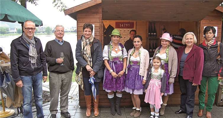 Organisatoren der Tourist-Info und der lokalen Politik, dazub Vertreter der Gastronomie in hübschem Outfit - sie alle machten mit beim Auftakt der „Herbstimpressionen“ an der Rheinpromenade.FA
